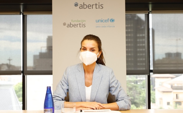 Doña Letizia preside la reunión de trabajo con miembros del equipo directivo de Abertis y su Fundación y de UNICEF España