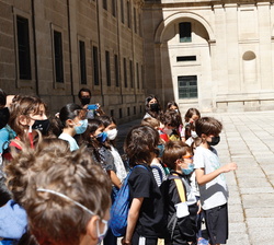 Su Majestad el Rey junto a un grupo de niños que le esperaba a su llegada