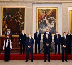 Fotografía de grupo de Su Majestad el Rey con los miembros del Jurado del Premio de Historia Órdenes Españolas