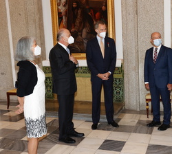 Su Majestad el Rey acompañado por el premiado y su esposa; el ministro de Justicia y el decano-presidente del Real Consejo de las Órdenes Militares y 