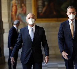 Su Majestad el Rey acompañado por el premiado, Enrique Krauze 