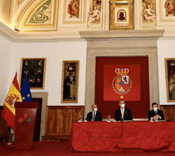 Don Felipe en la mesa presidencial acompañado por el ministro de Justicia, Juan Carlos Campo y por el decano-presidente del Real Consejo de las Órdene