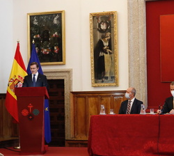 Don Felipe en la mesa presidencial durante la intervención del decano-presidente del Real Consejo de las Órdenes Militares y presidente del Jurado, Su