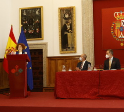 Don Felipe en la mesa presidencial durante la intervención la directora de la Real Academia de la Historia, Carmen Iglesias, quien pronunció la laudat
