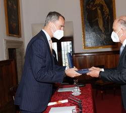 Su Majestad el Rey hace entrega del Premio de Historia Órdenes Españolas a Enrique Krauze 