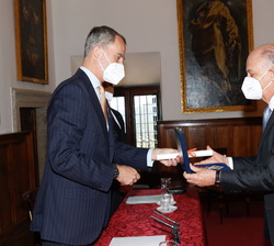Su Majestad el Rey hace entrega el diploma y una medalla, elaborada por la Real Fábrica Nacional de Moneda y Timbre, a Enrique Krauze