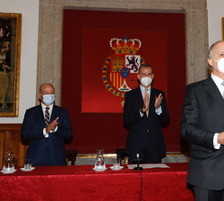 Su Majestad el Rey tras la entrega del Premio de Historia Órdenes Españolas a Enrique Krauze 