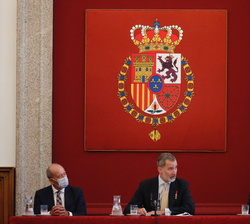 Don Felipe felicita al galardonado y a los organizadores del premio