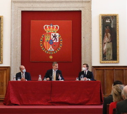 Don Felipe felicita al galardonado y a los organizadores del Premio de Historia Órdenes Españolas