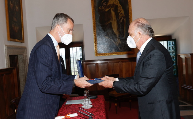 Su Majestad el Rey hace entrega del Premio de Historia Órdenes Españolas a Enrique Krauze 
