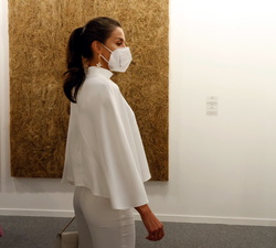 Su Majestad la Reina observa un cuadro de una de la galerías de ARCOmadrid