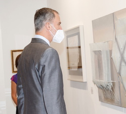 Su Majestad el Rey observa una de las obras de ARCOmadrid