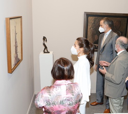 Don Felipe y Doña Letizia junto al ministro de Cultura y Deporte, la ministra de Cultura de la República Portuguesa y uno de los galeristas