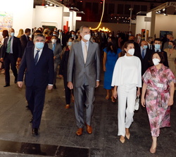 Sus Majestades los Reyes durante su recorrido por ARCOmadrid