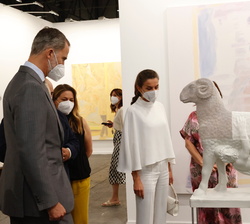 Sus Majestades los Reyes observan unas de las piezas expuestas en ARCOmadrid