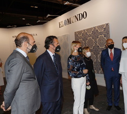 Sus Majestades los Reyes en el expositor de "El Mundo" durante su recorrido por la feria