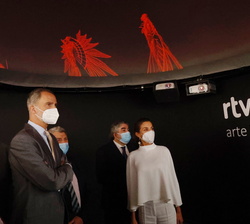Don Felipe y Doña Letizia en el expositor de "RTVE" durante su recorrido por ARCOmadrid