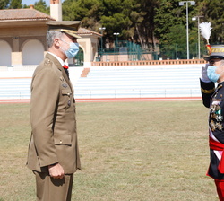 Su Majestad el Rey es recibido por el director de la Academia General Militar, general de brigada Manuel Pérez López