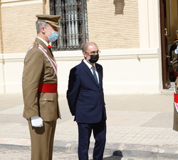 Su Majestad el Rey, en presencia del presidente de Aragón, Javier Lambán, recibe el saludo del jefe del Estado Mayor del Ejército de Tierra, general d
