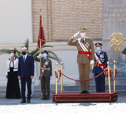 Su Majestad el Rey recibe honores de ordenanza