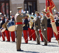 Su Majestad el Rey saluda a la Bandera al pasar revista a la fuerza