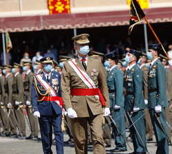 Su Majestad el Rey pasa revista a la fuerza