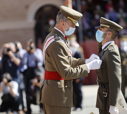 Su Majestad el Rey condecora al número Uno de la promoción teniente de artillería, Saúl Gutiérrez, del Cuerpo General de las Armas