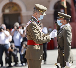 Su Majestad el Rey condecora al número dos de la promoción teniente de Aviación del Ejército de Tierra, Andrés Cenjor, del Cuerpo General de las Armas