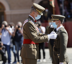 Su Majestad el Rey condecora al número cuatro de la promoción teniente de Aviación del Ejército de Tierra, Juan Antonio Fuentes, del Cuerpo General de