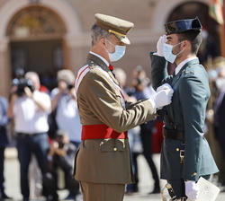 Su Majestad el Rey condecora al número uno de la Guardia Civil, Escala de Oficiales, Jaime de Vicente