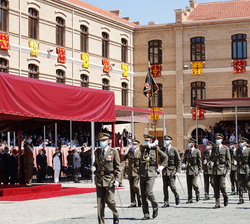Su Majestad el Rey durante el desfile al paso de una compañia de nuevos teneintes del Ejército de Tierra