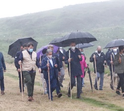 Don Felipe y Doña Letizia durante el recorrido a pie del tramo del Camino de Santiago hasta el conjunto urbano de Orreaga - Roncesvalles