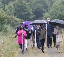 Los Reyes durante el recorrido a pie