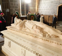 Sus Majestades los Reyes en el sepulcro del Rey de Navarra Sancho VII el Fuerte