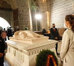 Sus Majestades los Reyes frente al sepulcro del Rey de Navarra Sancho VII el Fuerte