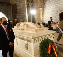 Su Majestad el Rey deposita una corona en el sepulcro