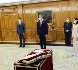Tras la promesa del cargo, la ministra de Justicia ocupa su lugar como notaria mayor del Reino