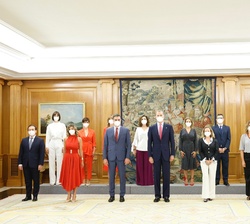 Su Majestad el Rey junto a la nueva composición del Gobierno