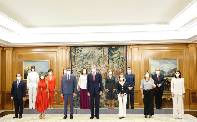 Su Majestad el Rey junto a la nueva composición del Gobierno