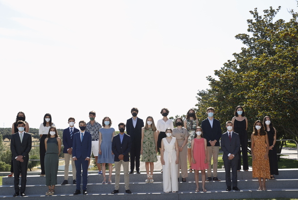 Fotografía de grupo de Su Alteza Real la Princesa de Asturias junto a sus nuevos compañeros