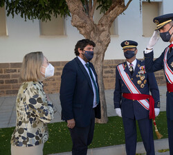 Su Majestad el Rey recibe el saludo de las autoridades que le recibieron a su llegada
