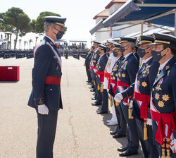 Su Majestad el Rey saluda a las autoridades militares