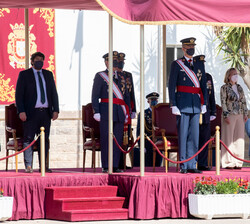 Su Majestad el Rey junto a las autoridades en la Tribuna Real