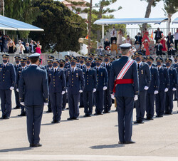 Su Majestad el Rey manda romper fila por última vez en la Academia a los oficiales que acaban de recibir los Reales Despachos
