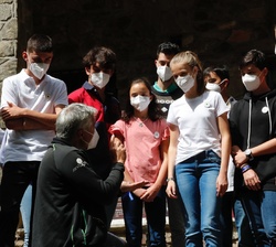 La Princesa y la Infanta Sofía y los grupos de participantes en el acto reciben explicaciones