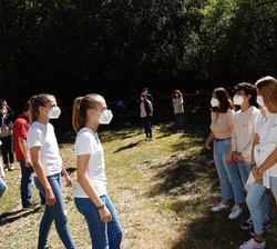La Princesa Leonor y la Infanta Sofía conversan con algunos de los participantes