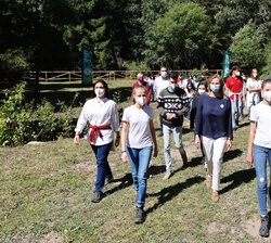 La Princesa Leonor y la Infanta Sofía caminan por el Hayedo acompañadas de los jóvenes europeos participantes en el acto