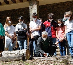 Los grupos de la Princesa de Asturias y de la Infanta Sofía reciben explicaciones durante la ruta por el hayedo