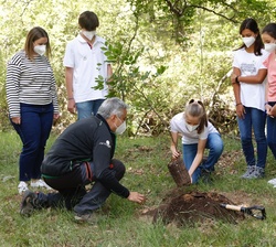 Su Alteza Real la Princesa de Asturias en el momento de plantar el haya junto a su grupo