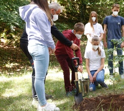La Infanta Sofía y su grupo riegan el haya plantada
